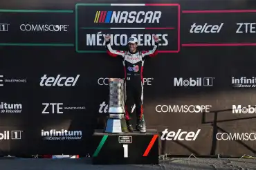 Alex de Alba campeón de NASCAR México 2025 en final caótica de Puebla