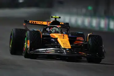 Norris consigue pole bajo lluvia en Las Vegas