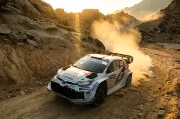 WRC Arabia Saudí día 2: Evans cede ventaja a Ogier por ponchadura