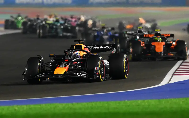 McLaren entrega victoria a Verstappen en Qatar