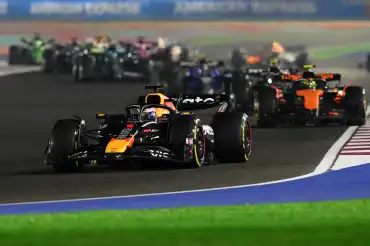 McLaren entrega victoria a Verstappen en Qatar