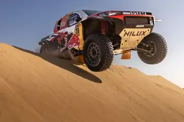 Toyota recupera liderato del Dakar con victoria en primera etapa 4