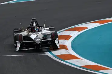 Mitch Evans gana el E-Prix de Miami remontando desde noveno lugar