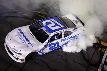 Austin Hill gana el United Rentals 300 en Daytona