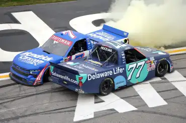 Kyle Busch gana por novena vez en Atlanta en Truck Series