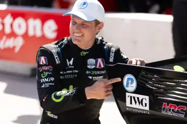 Ericsson logra su primera pole en IndyCar en Arlington
