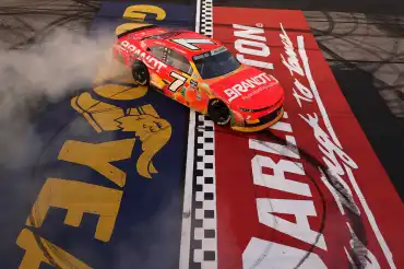 Allgaier suma su victoria 30 en la O'Reilly Series en Darlington