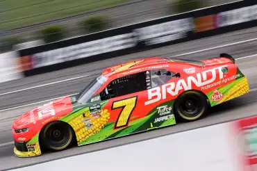 Justin Allgaier sumó su tercera victoria de 2026 en Martinsville
