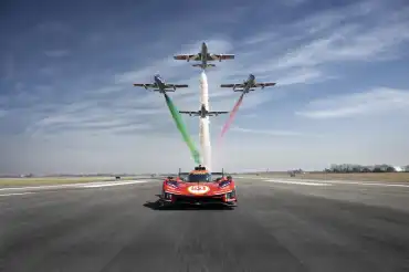 Ferrari visitó a las Frecce Tricolori antes del WEC en Imola