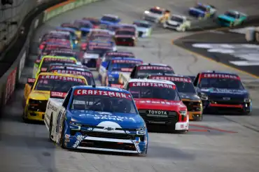 Bell vuelve a Victory Lane en Trucks nueve años después en Bristol