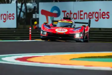 Los tres Ferrari 499P al frente en el Prólogo del WEC en Imola