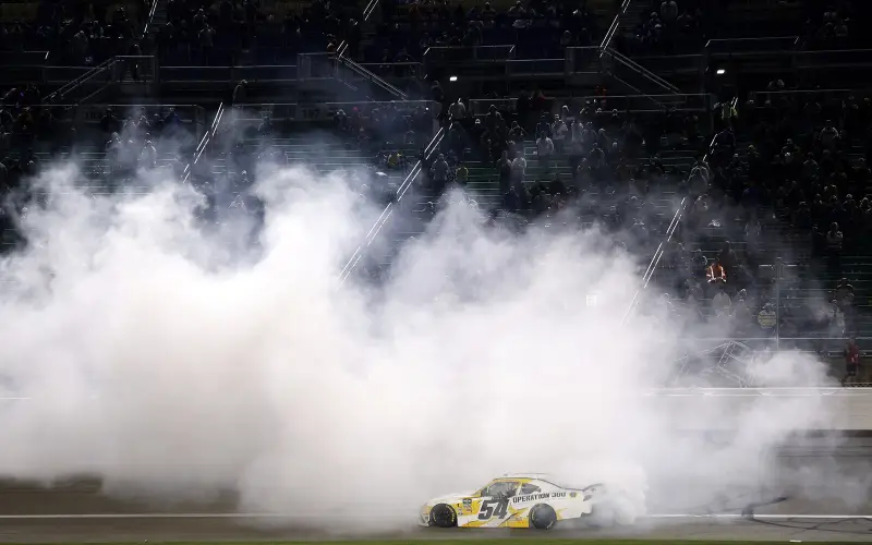 Taylor Gray gana en Kansas con estrategia de pits en NASCAR O'Reilly