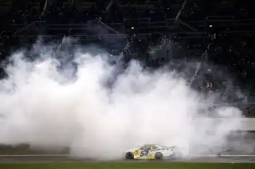 Taylor Gray gana en Kansas con estrategia de pits en NASCAR O'Reilly