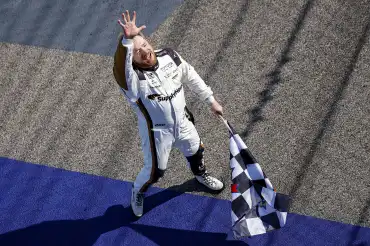Tyler Reddick gana en Kansas y iguala marca de Dale Earnhardt