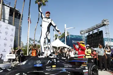 Palou gana en Long Beach y desplaza a Kirkwood en el campeonato IndyCar