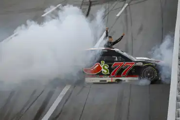 Carson Hocevar gana en Talladega por primera vez en Cup