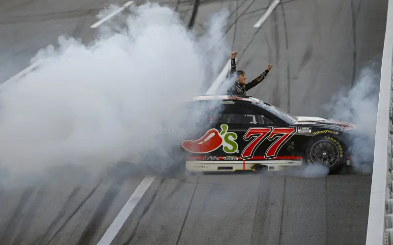 Carson Hocevar gana en Talladega por primera vez en Cup