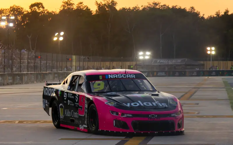 Eloy Falcón gana su primera carrera en NASCAR México