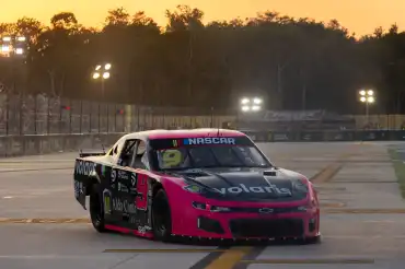 Eloy Falcón gana su primera carrera en NASCAR México