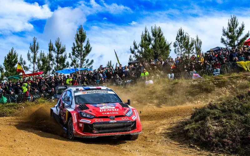 Ogier cierra el sábado en Portugal con 21.9 segundos de ventaja sobre Neuville
