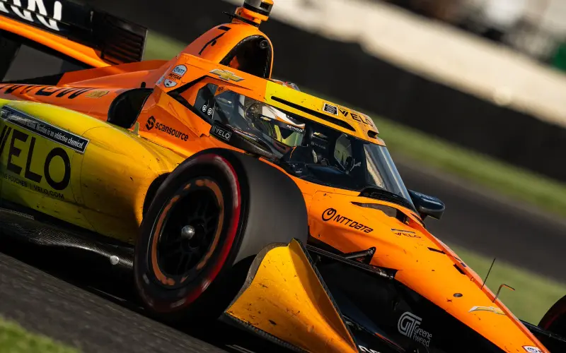Lundgaard sorprende a Malukas por fuera en la curva 4 y gana el GP de Indianápolis