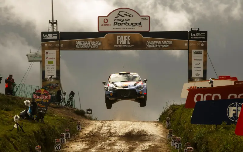 Neuville gana en Portugal luego que Ogier pinchara en el tramo decisivo