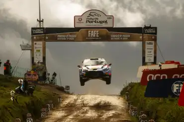 Neuville gana en Portugal luego que Ogier pinchara en el tramo decisivo