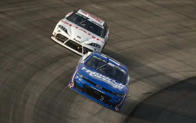 Corey Corey Day usa el tráfico para pasar a Allgaier y ganar en Dover