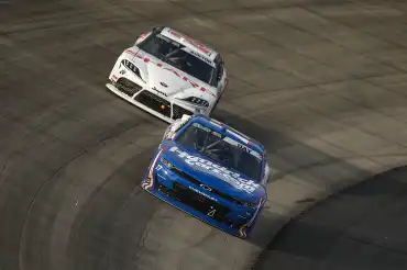 Corey Corey Day usa el tráfico para pasar a Allgaier y ganar en Dover