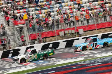 Layne Riggs gana la Truck Series en Charlotte en homenaje a Busch