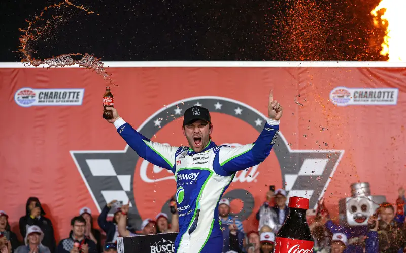 Daniel Suárez gana la Coca-Cola 600 con remontada y estrategia de dos llantas