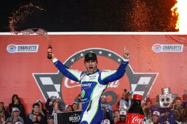 Daniel Suárez gana la Coca-Cola 600 con remontada y estrategia de dos llantas