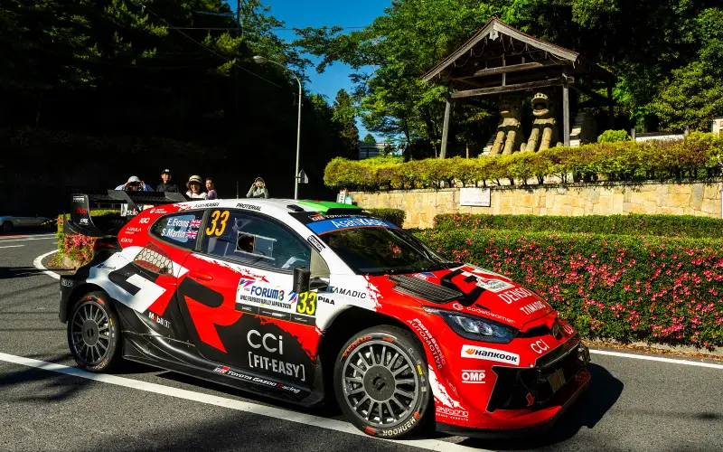 Evans encamina el 1-2-3-4 de Toyota en Japón con el abandono de Solberg