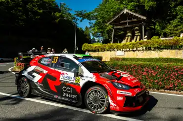 Evans encamina el 1-2-3-4 de Toyota en Japón con el abandono de Solberg