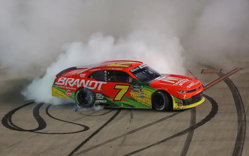 Justin Allgaier doblega a Brent Crews en Nashville y suma su cuarta victoria