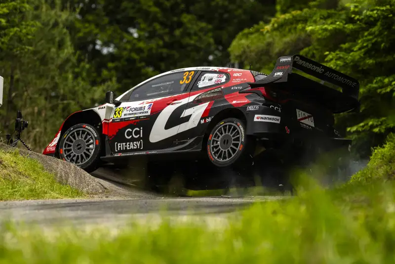Evans gana el Rally de Japón y aventaja a Katsuta por 20 puntos en el WRC