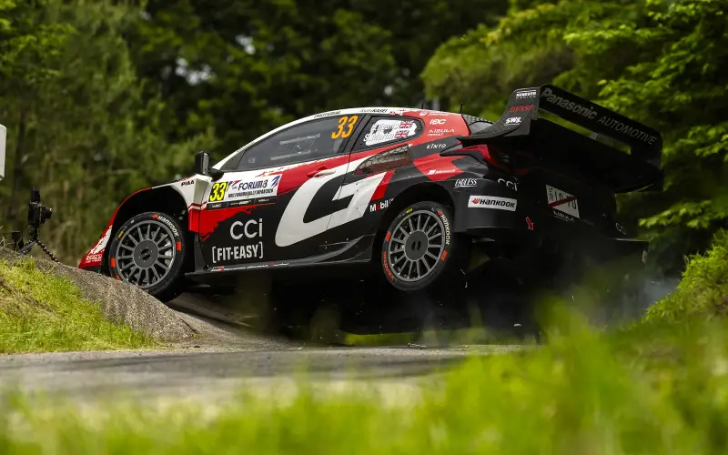 Evans gana el Rally de Japón y aventaja a Katsuta por 20 puntos en el WRC