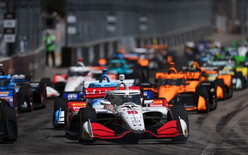 Palou sobrevive al caos callejero de Detroit y estira su ventaja en la IndyCar a 62 puntos