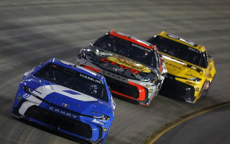 Deny Hamlin remonta de último a primero y gana en Nashville