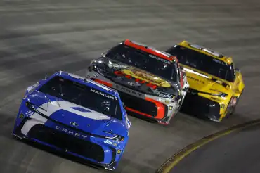 Deny Hamlin remonta de último a primero y gana en Nashville