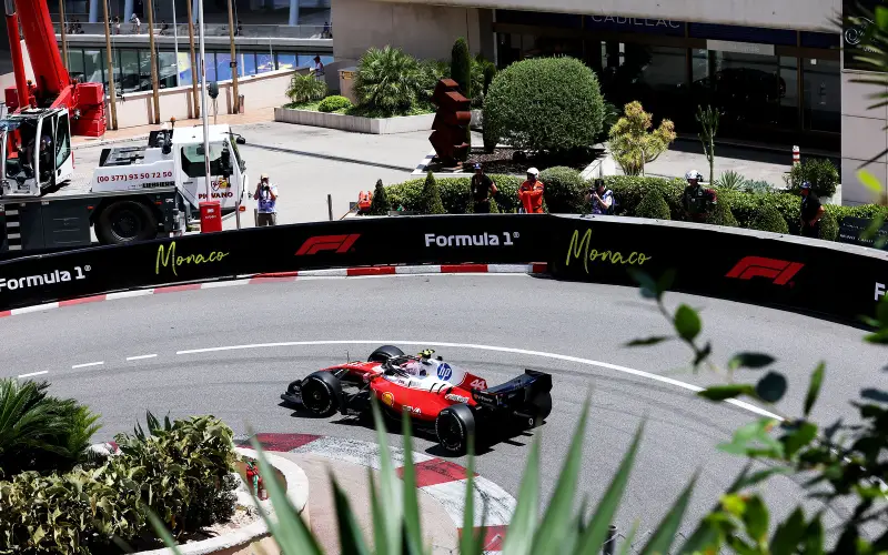 Hamilton y Leclerc se repartieron el viernes de prácticas en Mónaco