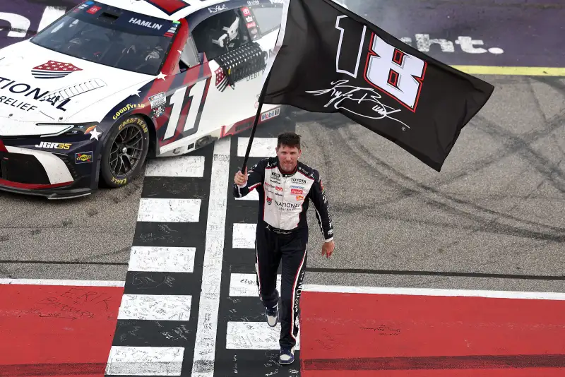 Hamlin iguala las 63 victorias de Kyle Busch con otra remontada en Michigan
