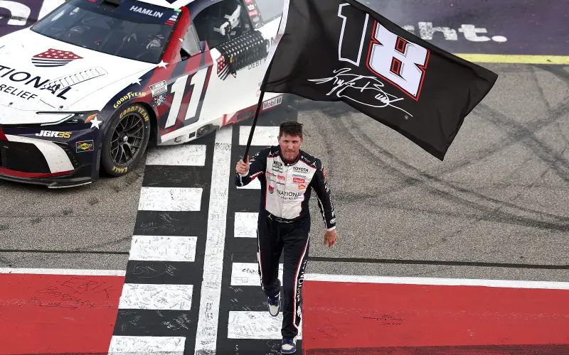 Hamlin iguala las 63 victorias de Kyle Busch con otra remontada en Michigan