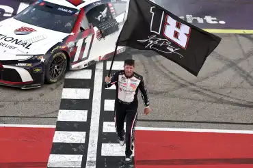 Hamlin iguala las 63 victorias de Kyle Busch con otra remontada en Michigan