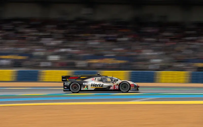 Cadillac logra la pole de Le Mans 2026 con Aitken por cinco milésimas
