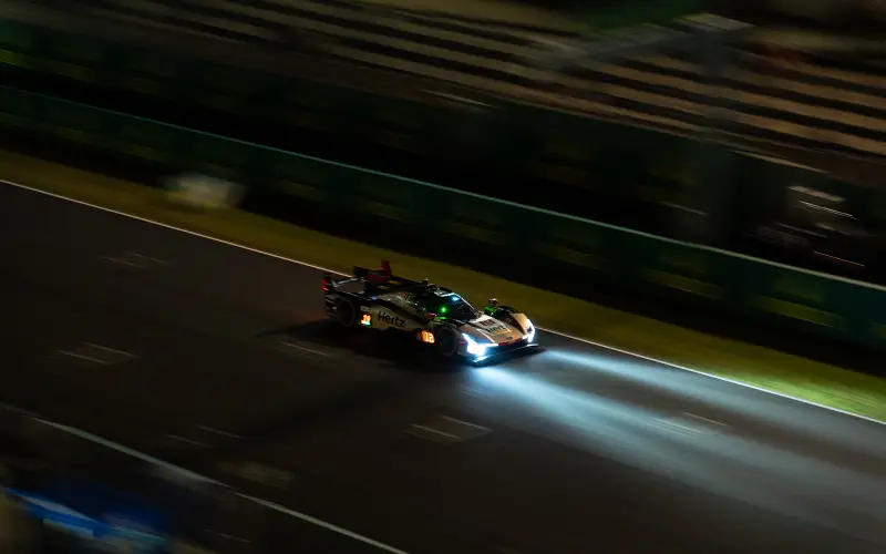 Le Mans 24H 2026, hora 12: Cadillac al mando con BMW y Toyota al acecho