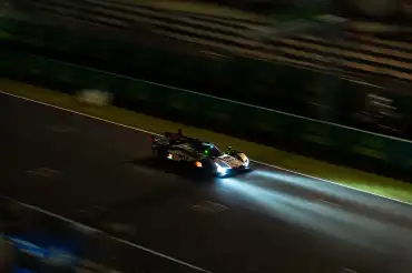 Le Mans 24H 2026, hora 12: Cadillac al mando con BMW y Toyota al acecho