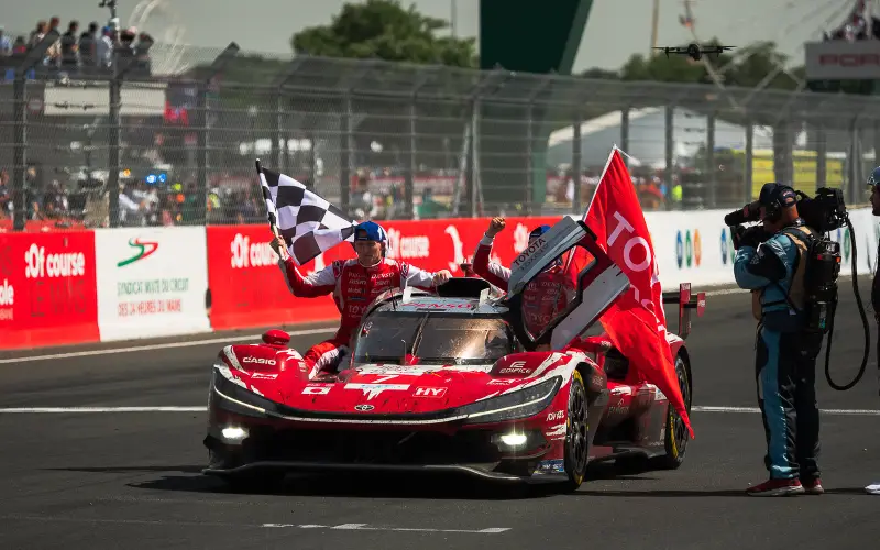 Toyota gana las 24 Horas de Le Mans 2026 con el auto 7 de Conway, Kobayashi y De Vries
