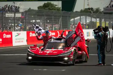 Toyota gana las 24 Horas de Le Mans 2026 con el auto 7 de Conway, Kobayashi y De Vries