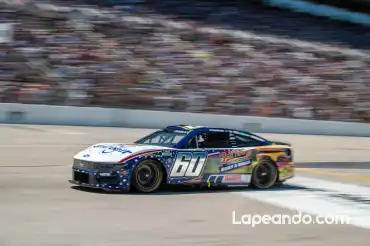Chris Buescher firma extensión con RFK Racing y seguirá en el auto 17 de NASCAR Cup